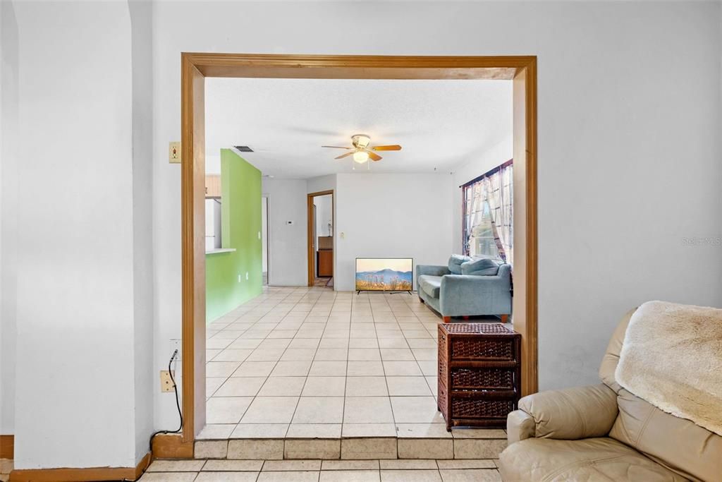 For Sale: $249,900 (2 beds, 1 baths, 1040 Square Feet)