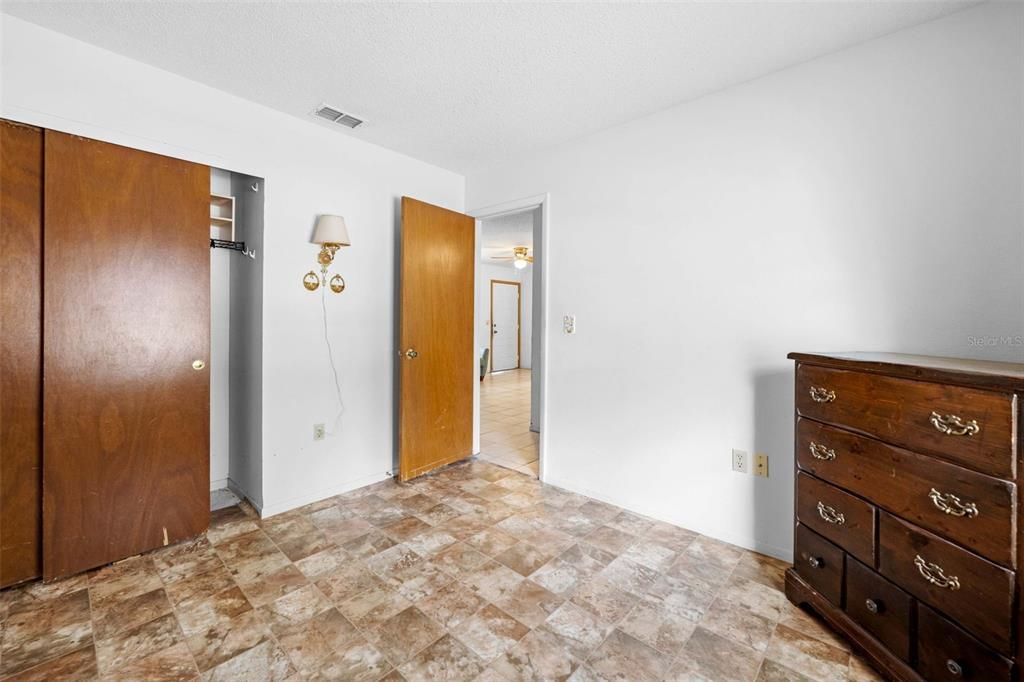 For Sale: $249,900 (2 beds, 1 baths, 1040 Square Feet)