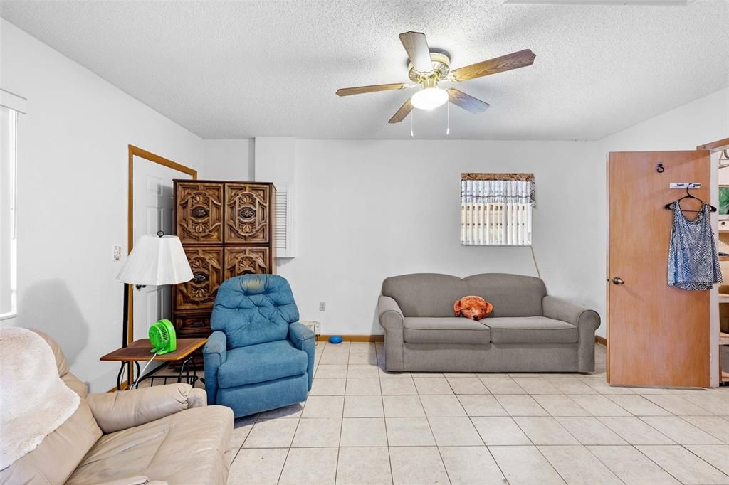 For Sale: $249,900 (2 beds, 1 baths, 1040 Square Feet)