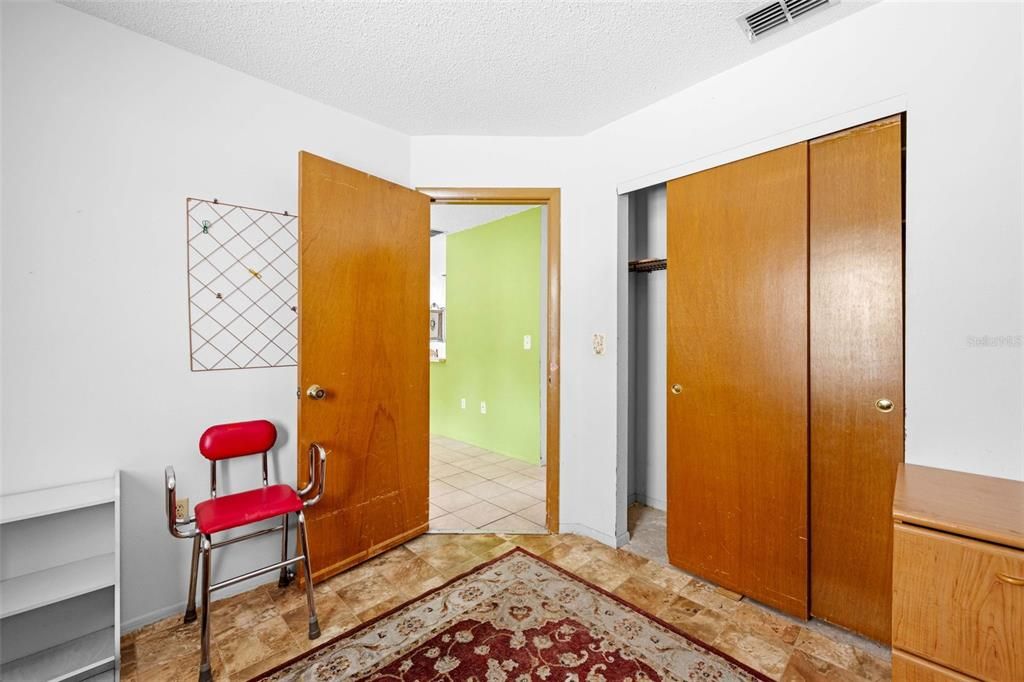 For Sale: $249,900 (2 beds, 1 baths, 1040 Square Feet)
