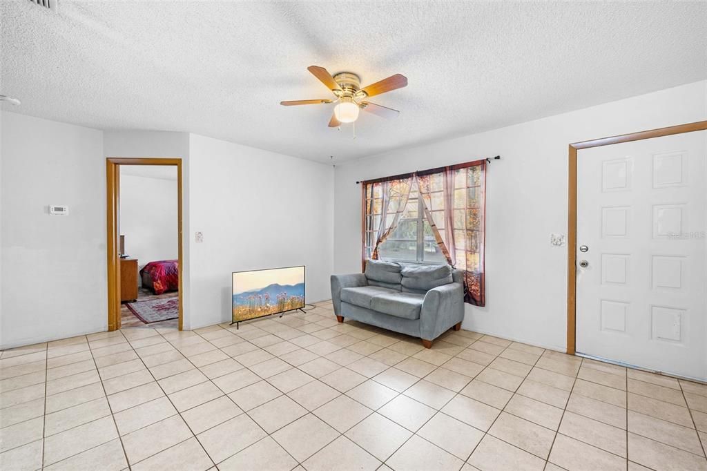For Sale: $249,900 (2 beds, 1 baths, 1040 Square Feet)