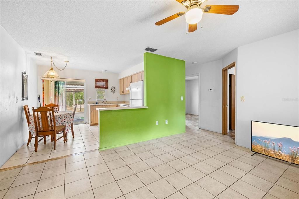 For Sale: $249,900 (2 beds, 1 baths, 1040 Square Feet)