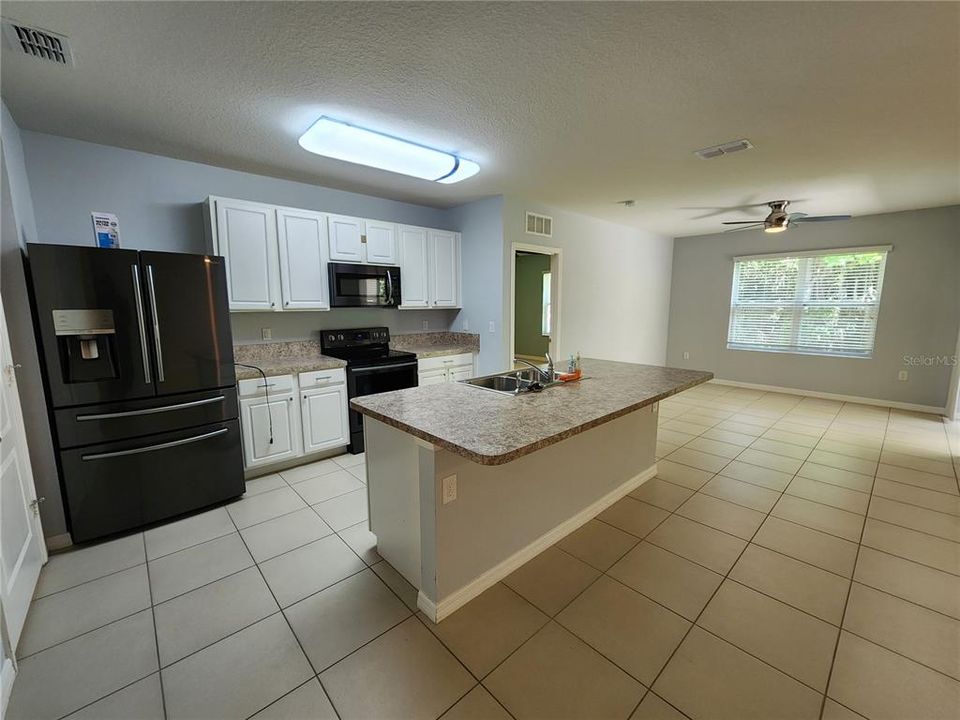 For Rent: $1,900 (3 beds, 2 baths, 1695 Square Feet)