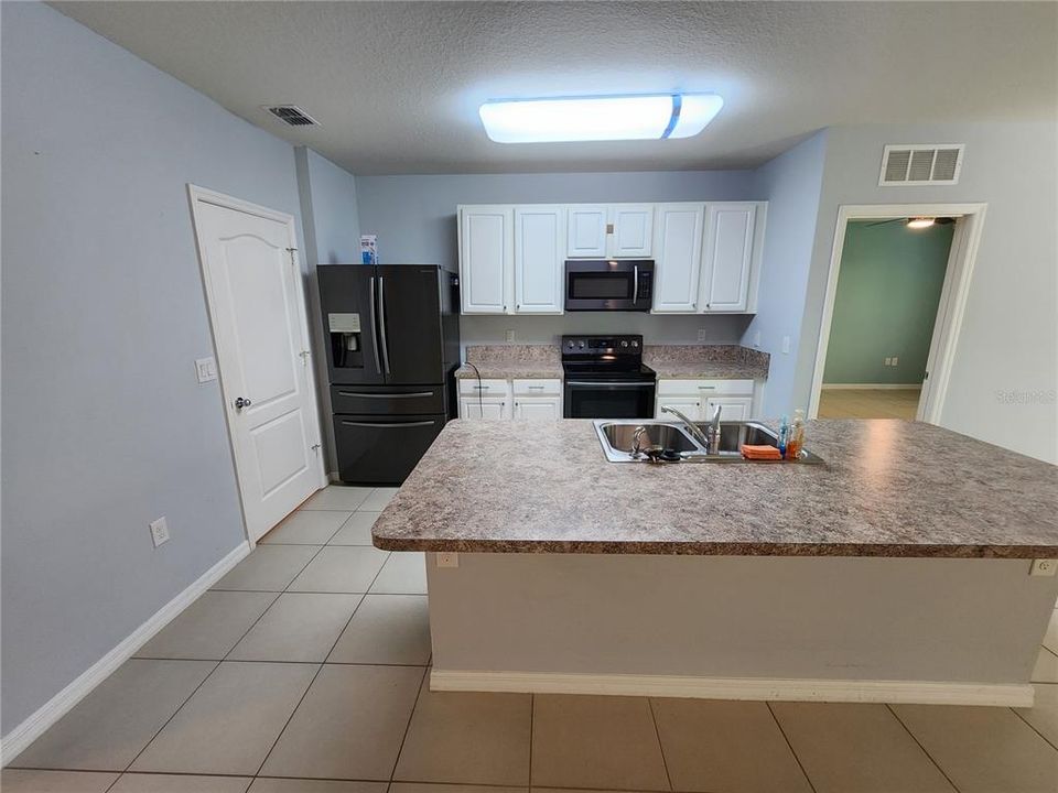 For Rent: $1,900 (3 beds, 2 baths, 1695 Square Feet)