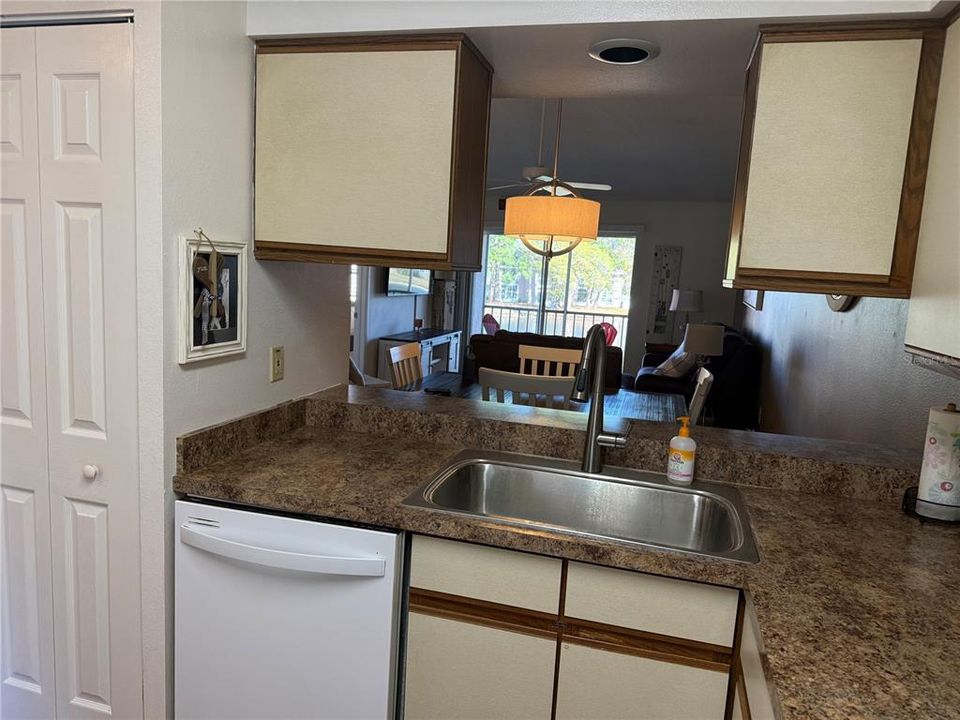 For Sale: $134,900 (2 beds, 2 baths, 935 Square Feet)