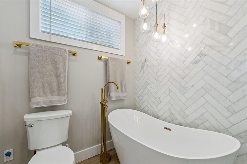 Activo con contrato: $899,500 (4 camas, 3 baños, 2564 Pies cuadrados)