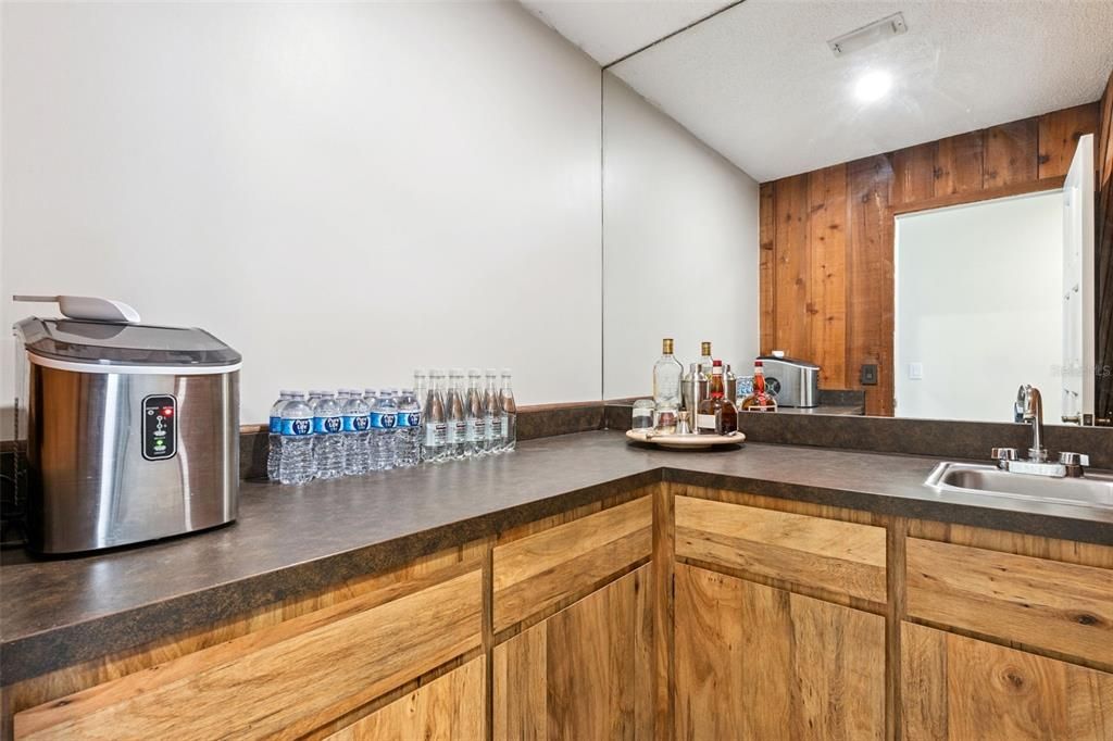 Activo con contrato: $899,500 (4 camas, 3 baños, 2564 Pies cuadrados)