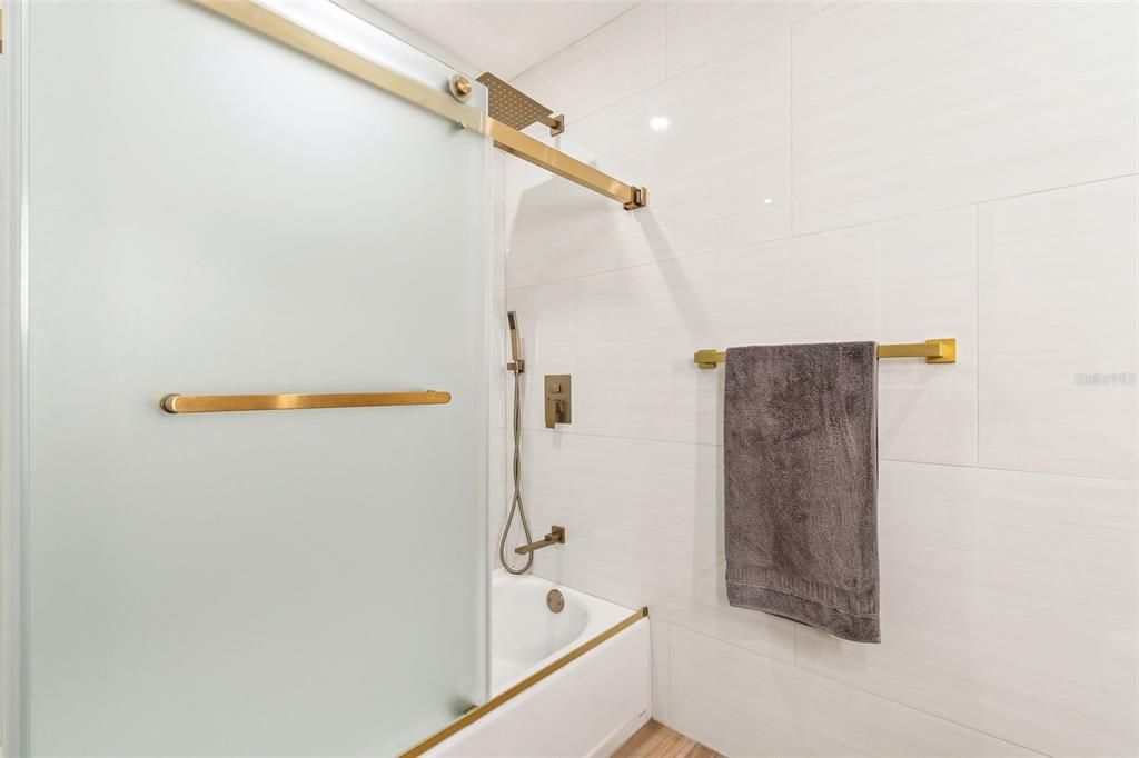 Activo con contrato: $899,500 (4 camas, 3 baños, 2564 Pies cuadrados)