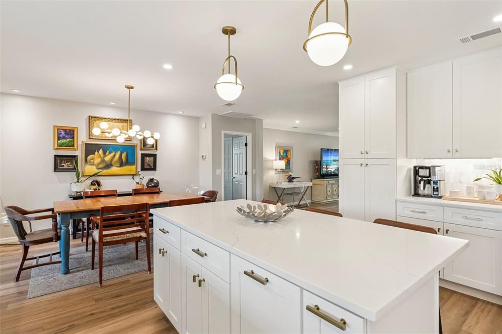 Activo con contrato: $899,500 (4 camas, 3 baños, 2564 Pies cuadrados)