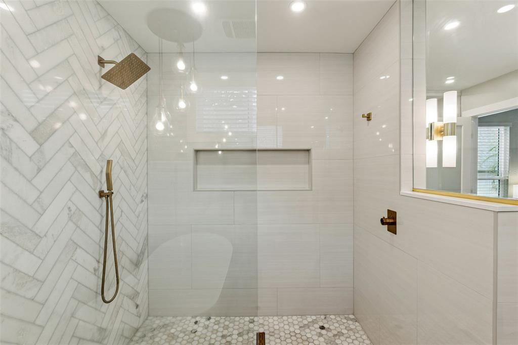 Activo con contrato: $899,500 (4 camas, 3 baños, 2564 Pies cuadrados)