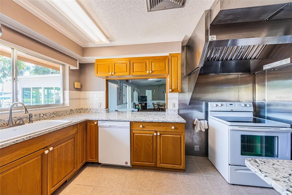 На продажу: $99,000 (2 спален, 2 ванн, 1144 Квадратных фут)
