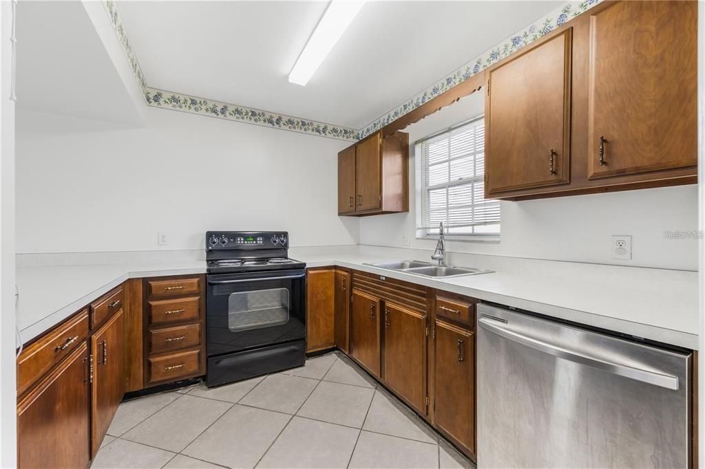 For Sale: $199,999 (2 beds, 2 baths, 975 Square Feet)