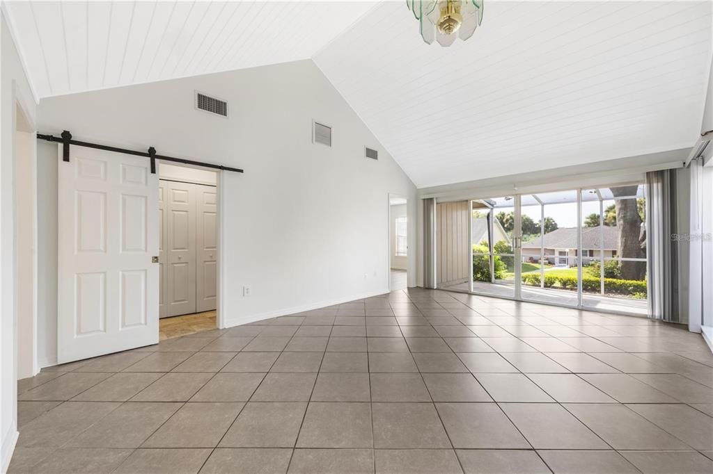 For Sale: $199,999 (2 beds, 2 baths, 975 Square Feet)