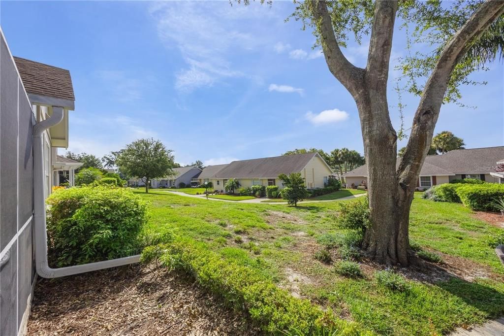 For Sale: $199,999 (2 beds, 2 baths, 975 Square Feet)