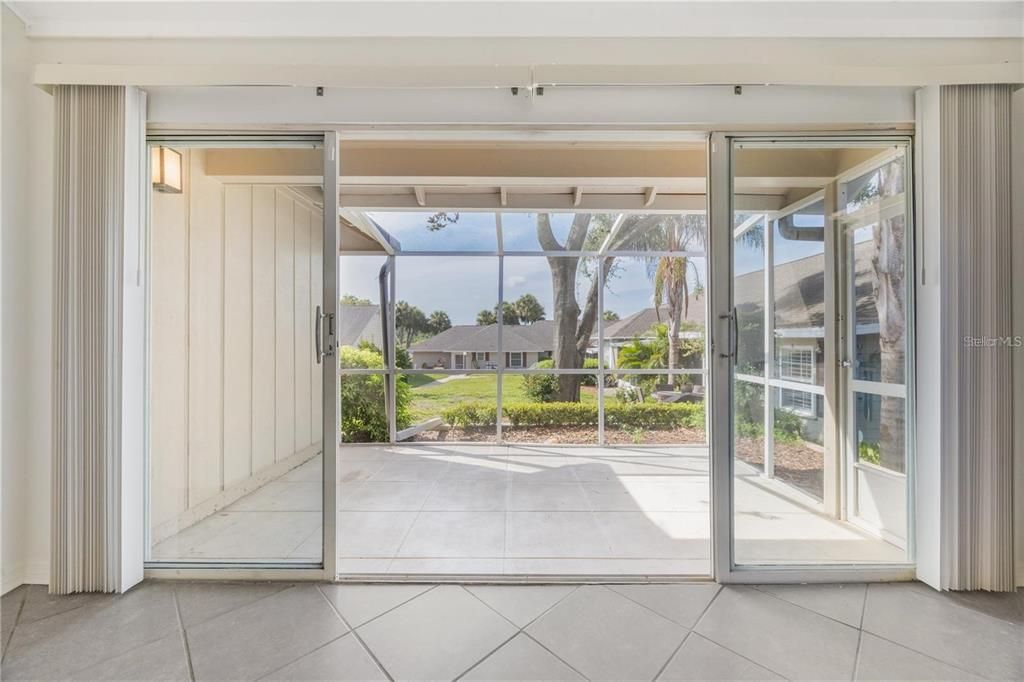 For Sale: $199,999 (2 beds, 2 baths, 975 Square Feet)