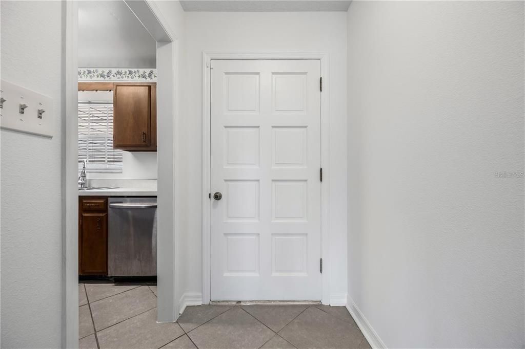 For Sale: $199,999 (2 beds, 2 baths, 975 Square Feet)