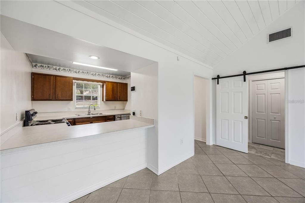 For Sale: $199,999 (2 beds, 2 baths, 975 Square Feet)