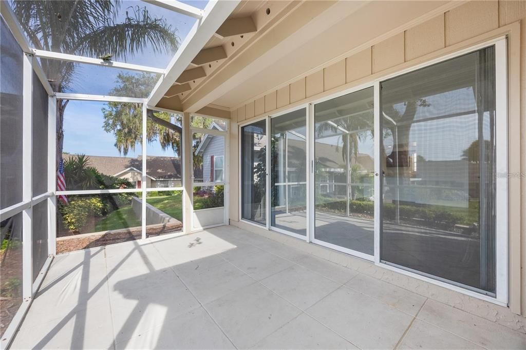 For Sale: $199,999 (2 beds, 2 baths, 975 Square Feet)