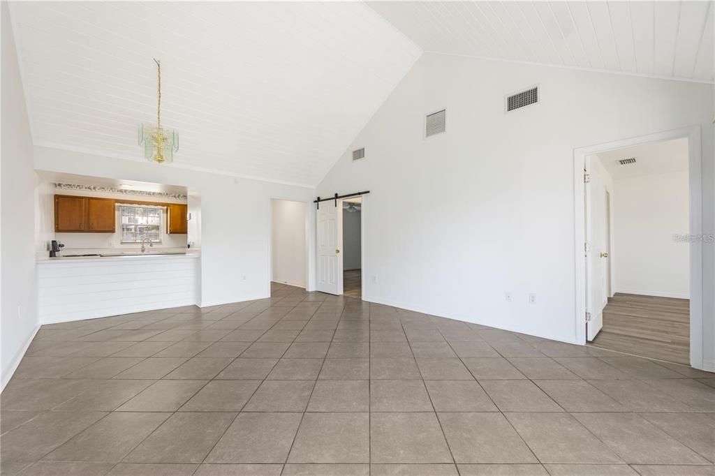 For Sale: $199,999 (2 beds, 2 baths, 975 Square Feet)