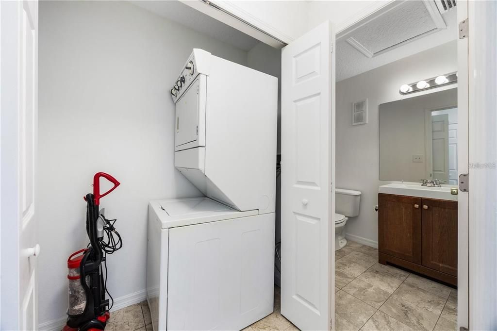 For Sale: $199,999 (2 beds, 2 baths, 975 Square Feet)
