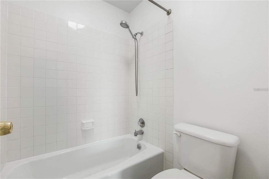 For Sale: $199,999 (2 beds, 2 baths, 975 Square Feet)