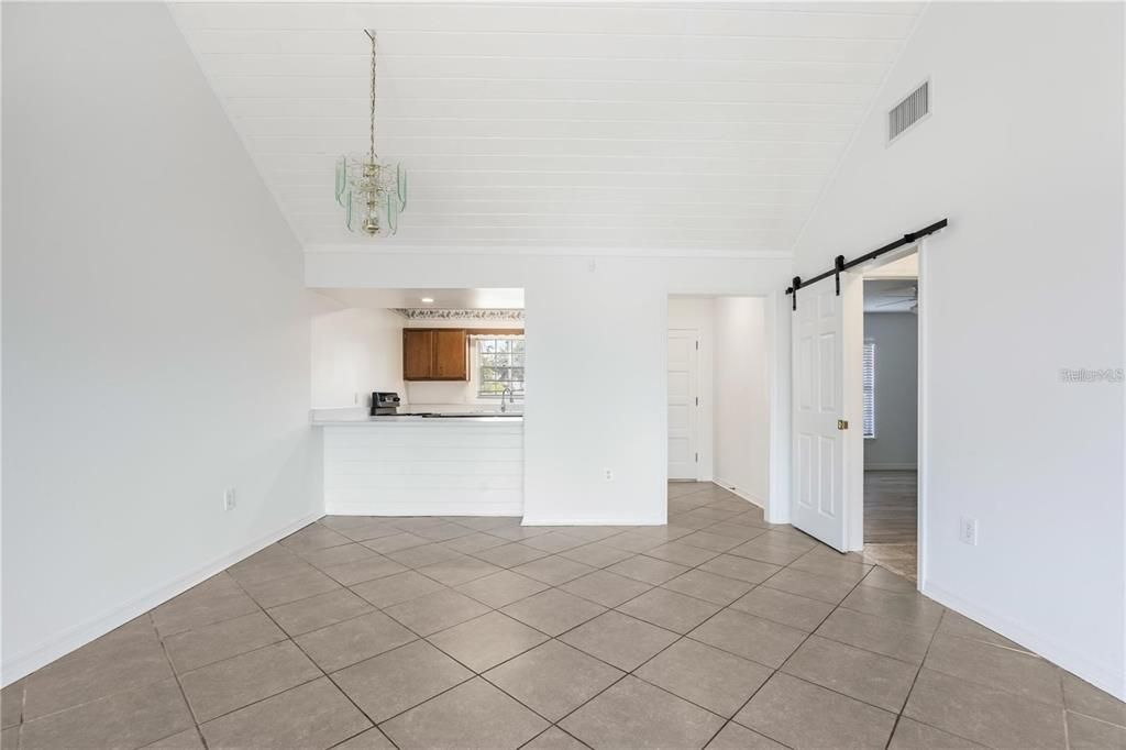 For Sale: $199,999 (2 beds, 2 baths, 975 Square Feet)