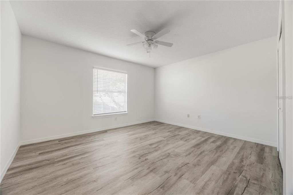 For Sale: $199,999 (2 beds, 2 baths, 975 Square Feet)