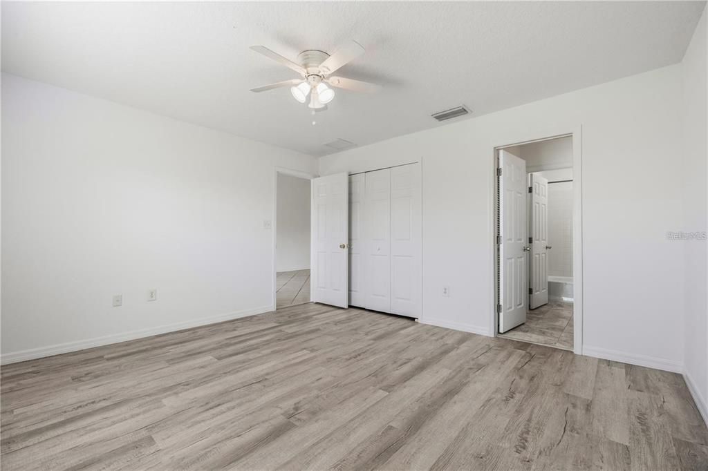 For Sale: $199,999 (2 beds, 2 baths, 975 Square Feet)