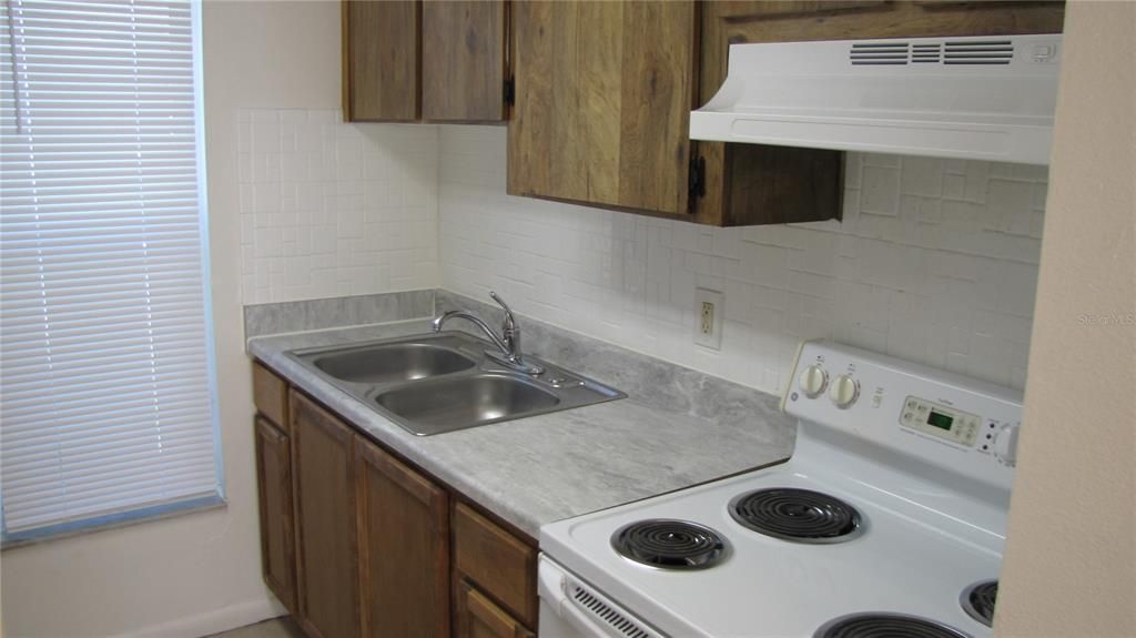 В аренду: $1,350 (2 спален, 1 ванн, 870 Квадратных фут)