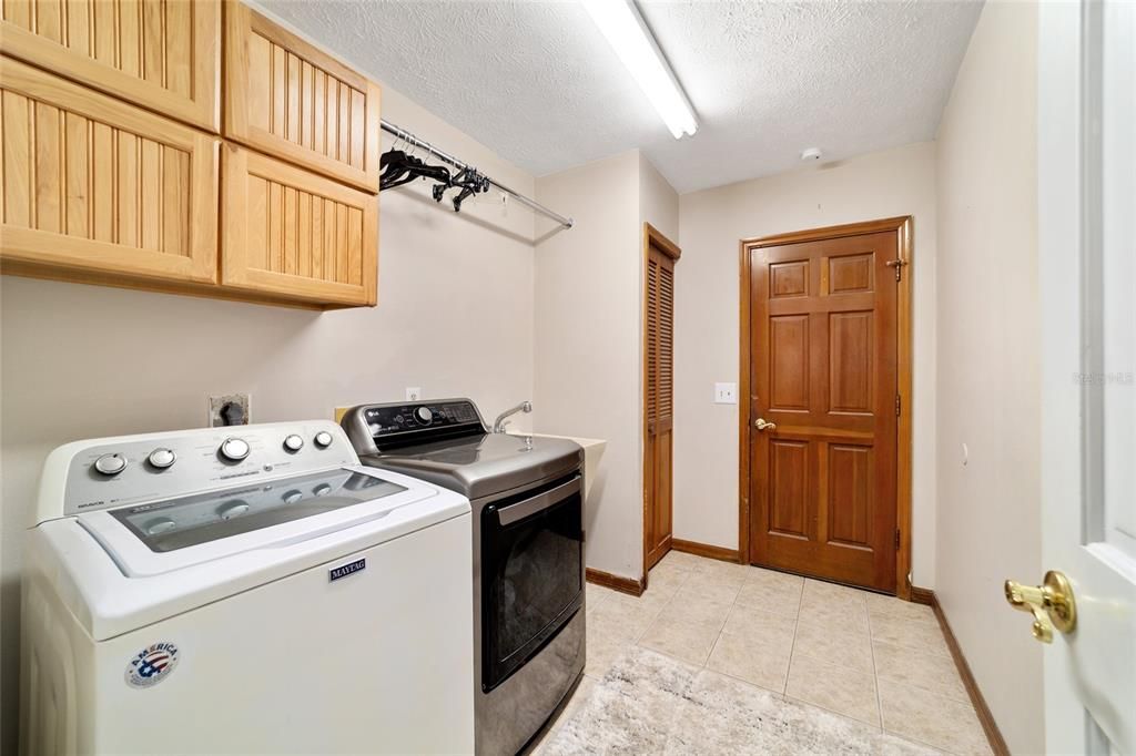 Active With Contract: $350,000 (3 beds, 2 baths, 1909 Square Feet)