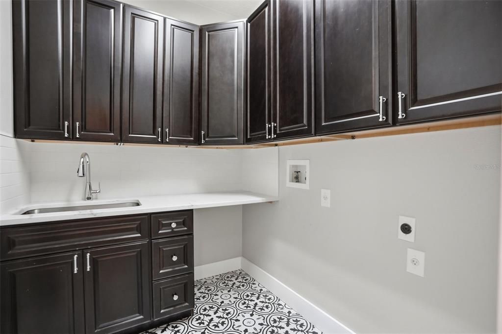 En Venta: $819,900 (3 camas, 2 baños, 2139 Pies cuadrados)