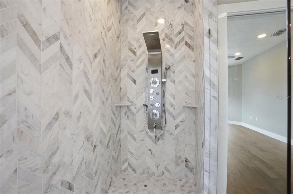 En Venta: $819,900 (3 camas, 2 baños, 2139 Pies cuadrados)