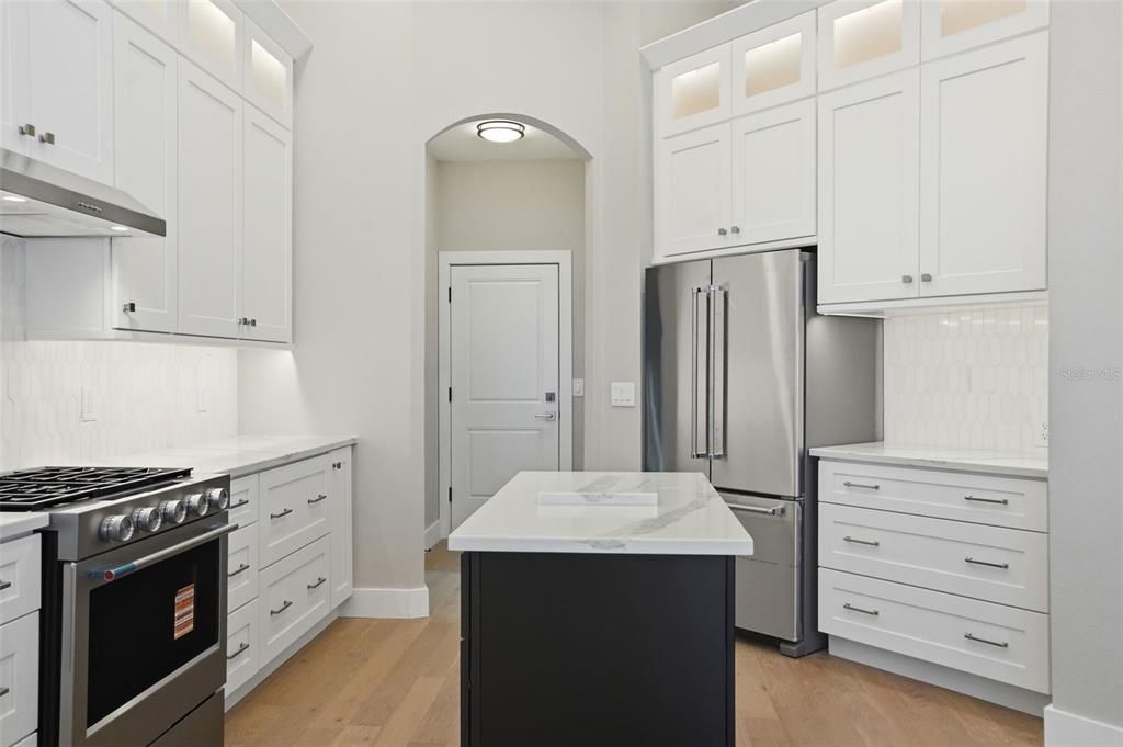 En Venta: $819,900 (3 camas, 2 baños, 2139 Pies cuadrados)
