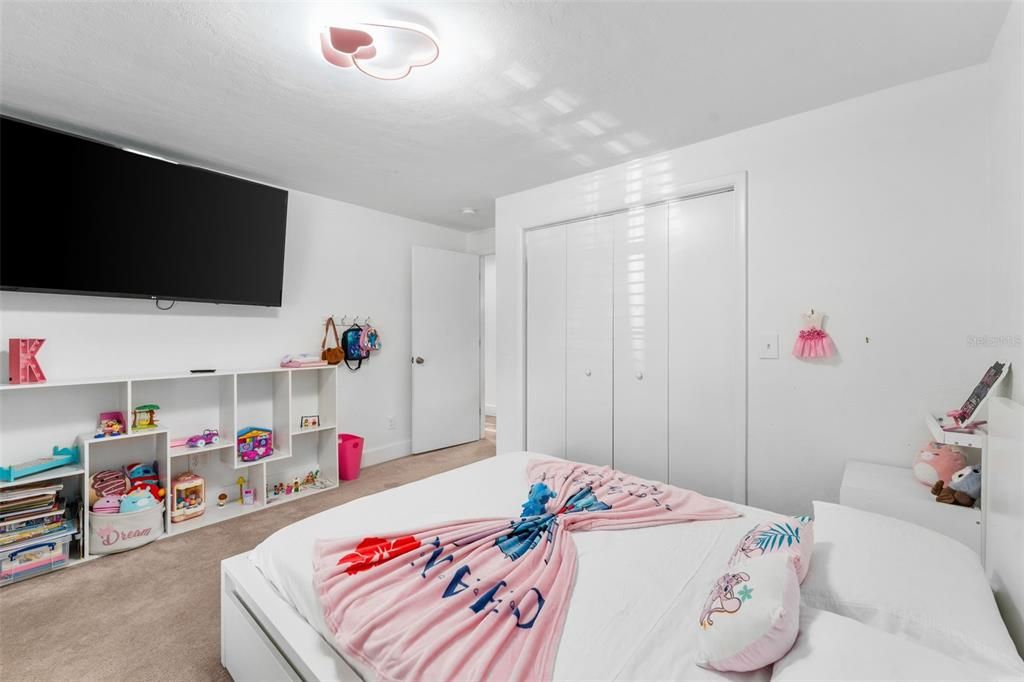 Activo con contrato: $775,000 (4 camas, 2 baños, 2735 Pies cuadrados)