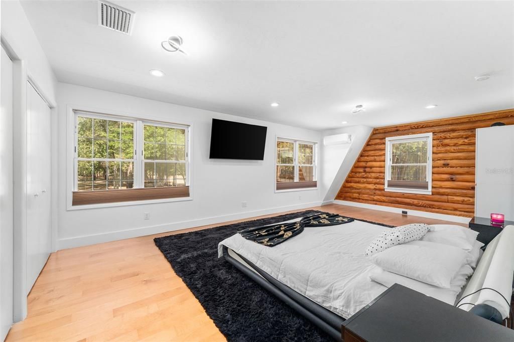 Activo con contrato: $775,000 (4 camas, 2 baños, 2735 Pies cuadrados)