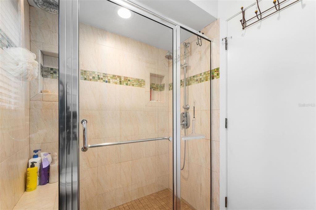 Activo con contrato: $775,000 (4 camas, 2 baños, 2735 Pies cuadrados)