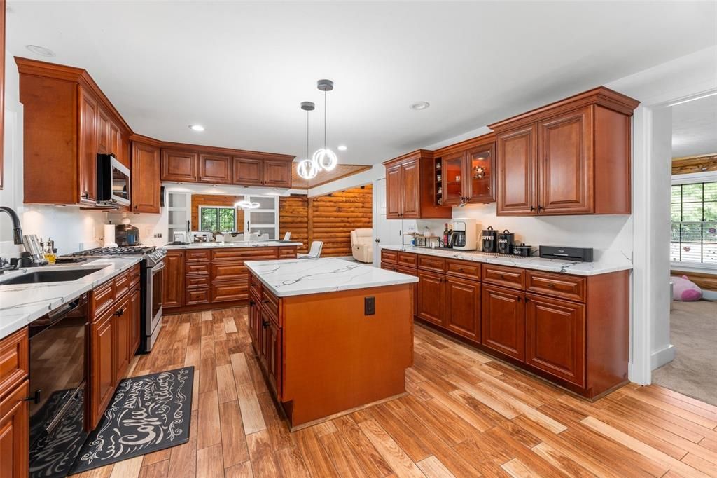Activo con contrato: $775,000 (4 camas, 2 baños, 2735 Pies cuadrados)