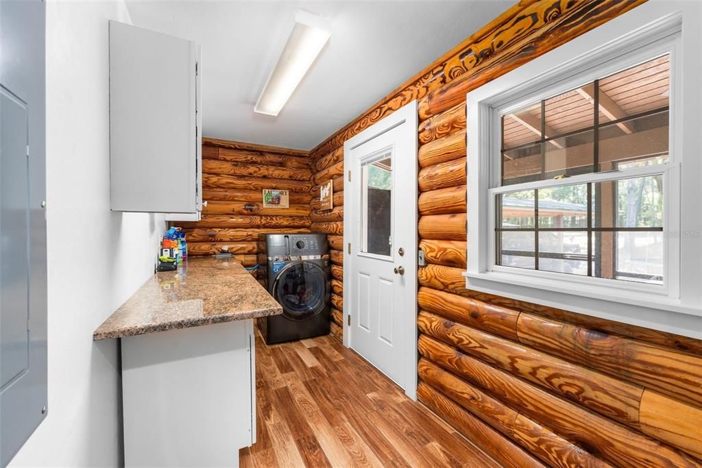 Activo con contrato: $775,000 (4 camas, 2 baños, 2735 Pies cuadrados)