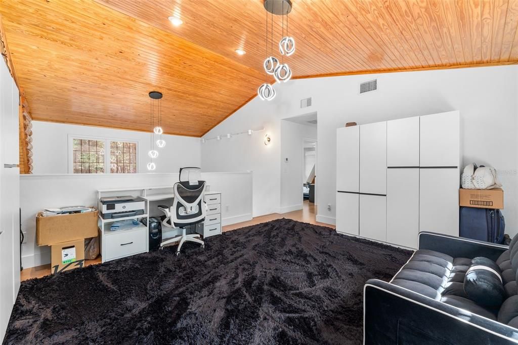 Activo con contrato: $775,000 (4 camas, 2 baños, 2735 Pies cuadrados)
