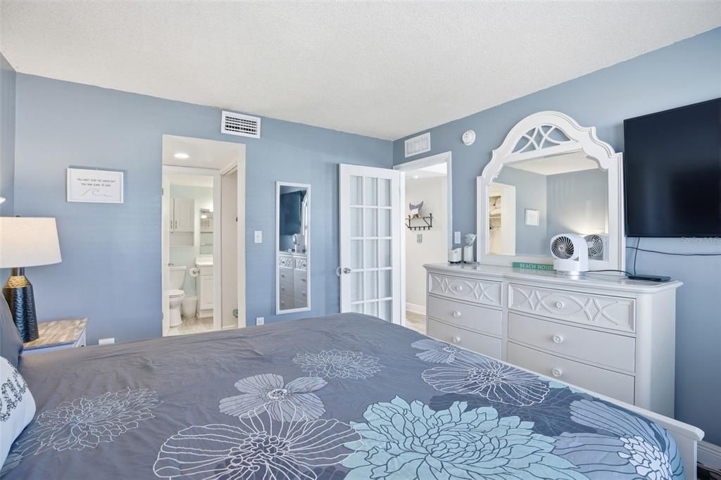 For Sale: $394,990 (1 beds, 1 baths, 860 Square Feet)