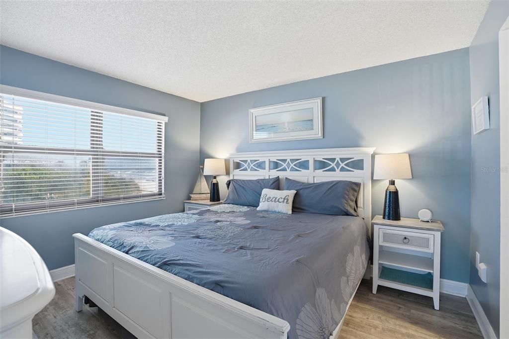 For Sale: $394,990 (1 beds, 1 baths, 860 Square Feet)