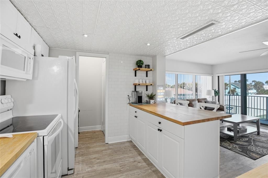For Sale: $394,990 (1 beds, 1 baths, 860 Square Feet)