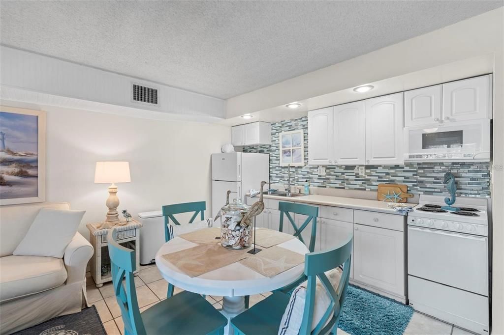 For Sale: $225,000 (1 beds, 1 baths, 448 Square Feet)