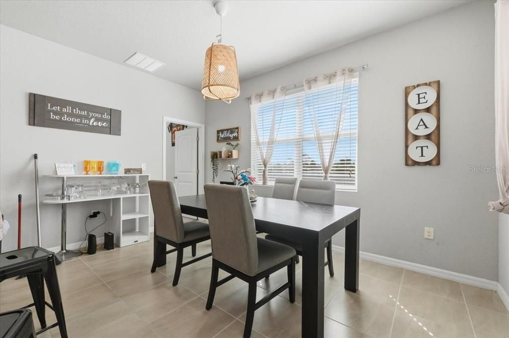 Под контрактом: $249,999 (4 спален, 2 ванн, 1873 Квадратных фут)