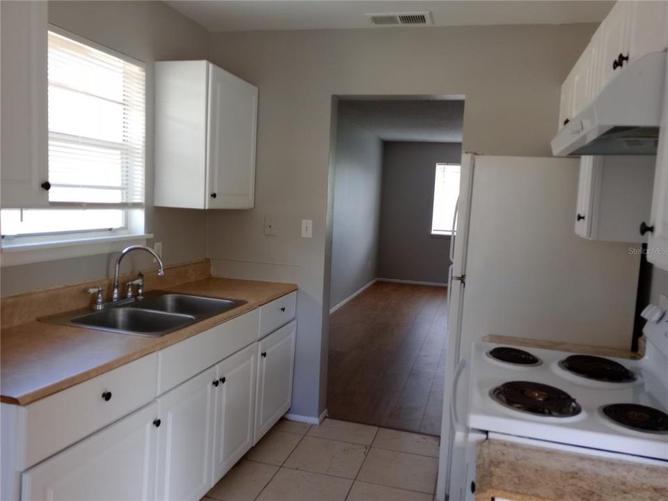 For Rent: $1,050 (2 beds, 1 baths, 820 Square Feet)