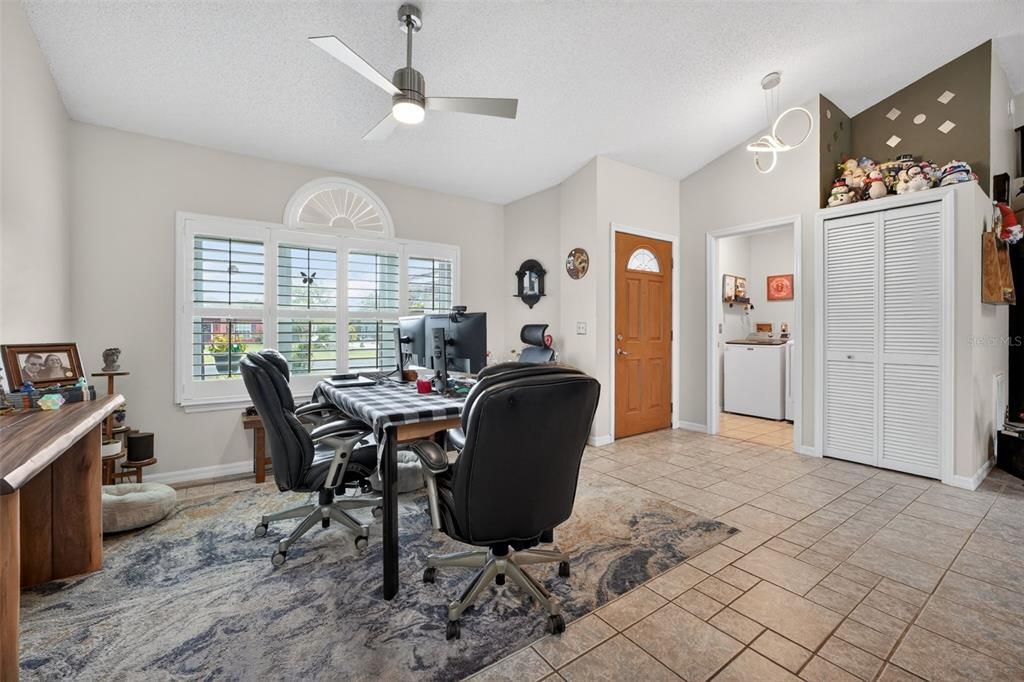 Activo con contrato: $365,000 (3 camas, 2 baños, 1791 Pies cuadrados)