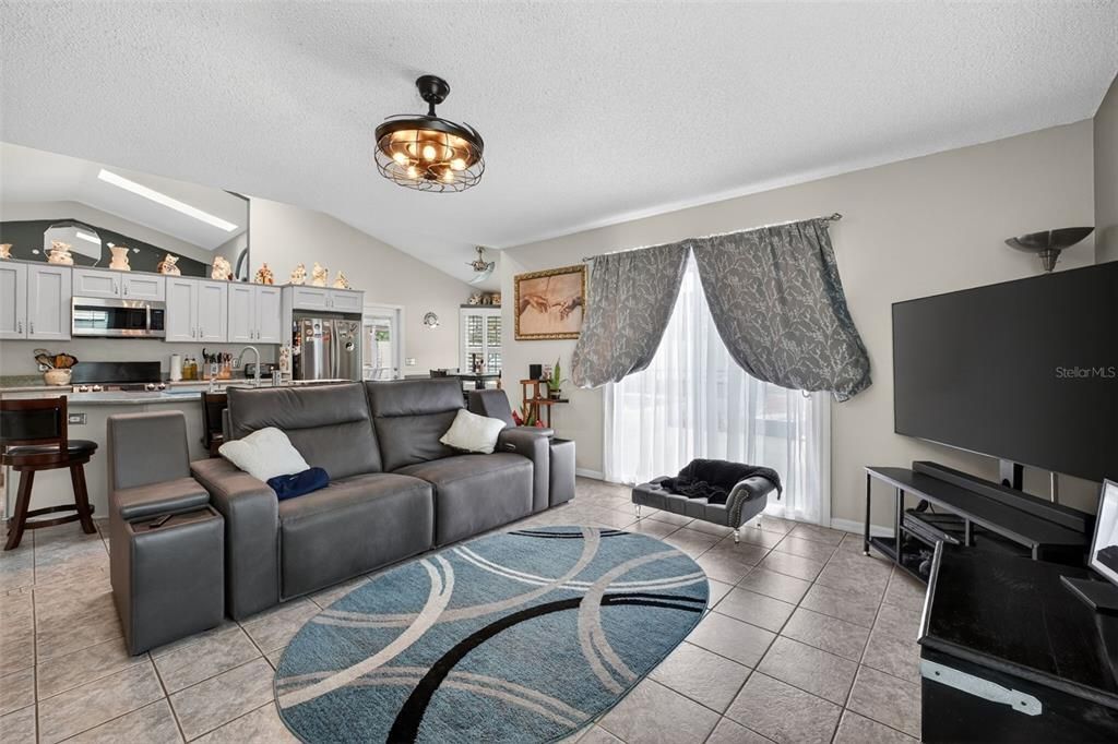 Activo con contrato: $365,000 (3 camas, 2 baños, 1791 Pies cuadrados)