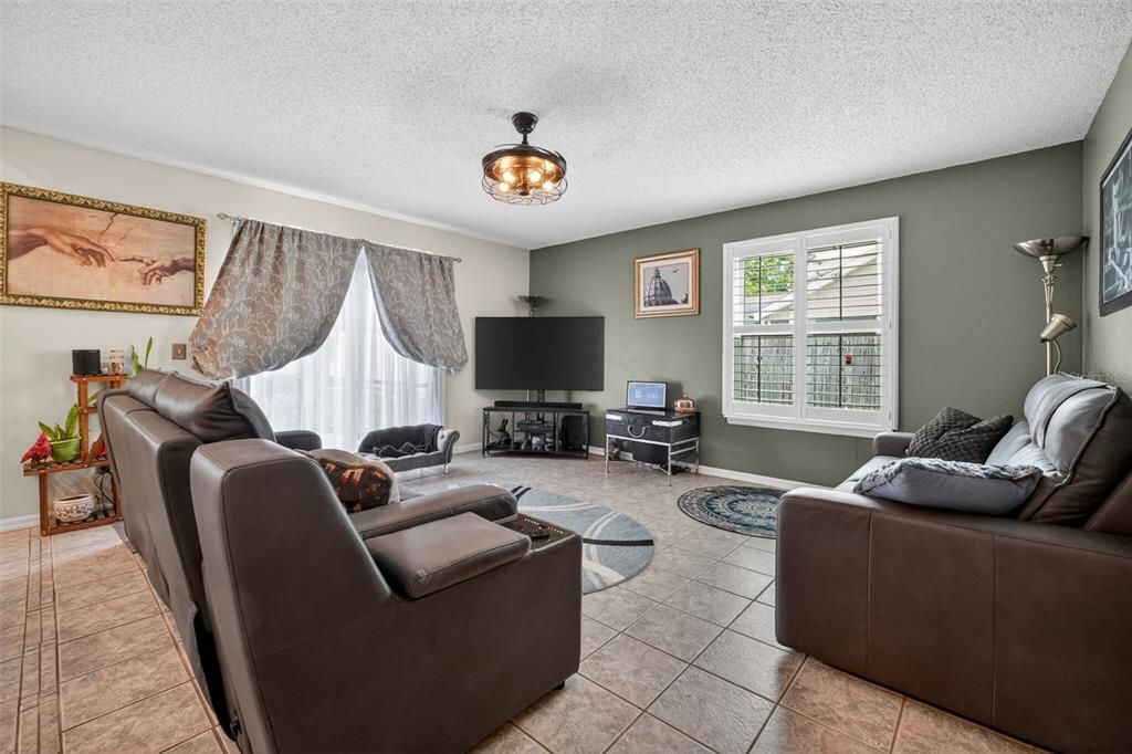 Activo con contrato: $365,000 (3 camas, 2 baños, 1791 Pies cuadrados)