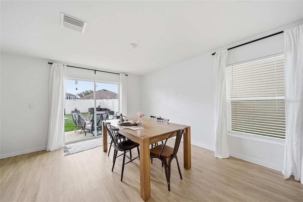 Activo con contrato: $330,000 (4 camas, 2 baños, 2238 Pies cuadrados)