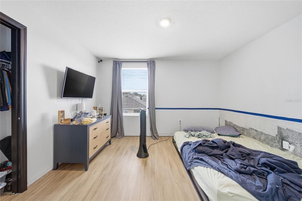 Activo con contrato: $330,000 (4 camas, 2 baños, 2238 Pies cuadrados)